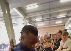 Enlace a Saint-Maximin le regala un rolex a un fanático. La carita que hace...