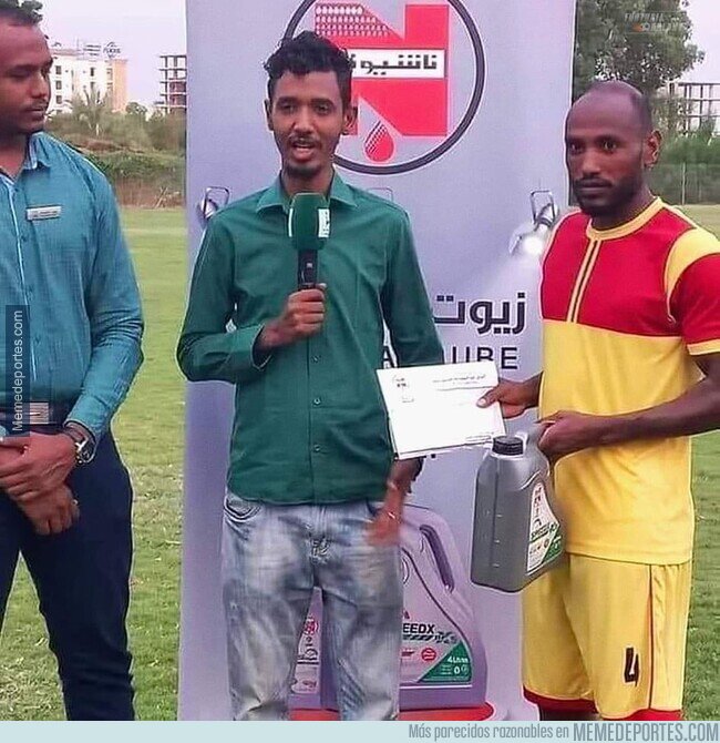 1167629 - En la liga sudanesa el premio a jugador del mes es un galón de aceite para motor.