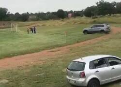 Enlace a En la tercera división de Sudáfrica un fanático intentó atropellar al árbitro del partido.
