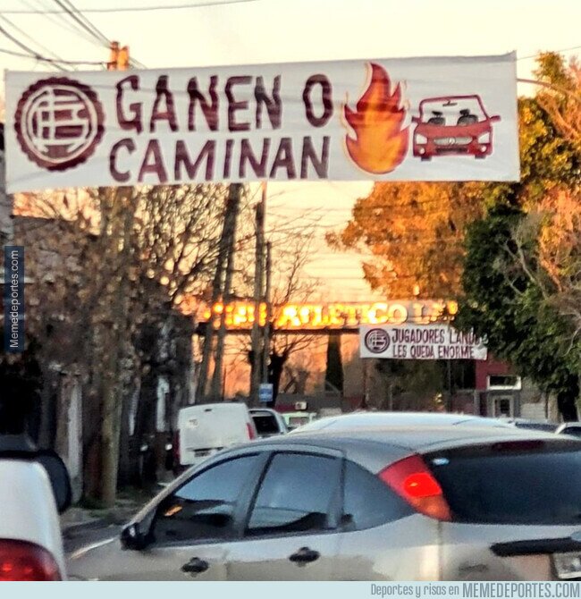 1168128 - Fans de Lanús amenazan a sus jugadores de quemar sus coches si no ganan