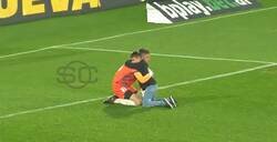 Enlace a En Argentina un pequeño fan de DyJ invade el campo para consolar al portero Ezequiel Unsain