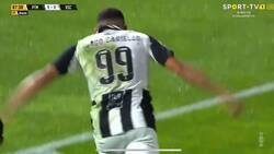 Enlace a Bochornoso. Yago Cariello celebra 'acribillando' a los fanáticos del Guimaraes.