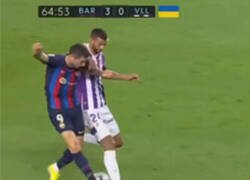 Enlace a Lewan saliendo del Camp Nou