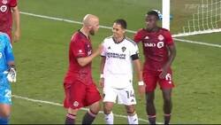 Enlace a Chicharito haciendo amigos en la MLS