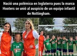 Enlace a Hooters patrocina a un club infantil de Inglaterra y se arma la tercera guerra mundial.