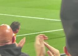 Enlace a Que bochorno. Thiago pidiéndole a Anfield que canten más alto que los visitantes.