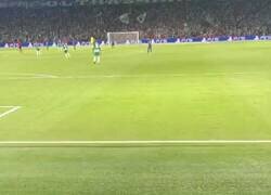 Enlace a El fan que invadió el campo para abrazar a Messi. Umtiti es más férreo que estos seguratas.