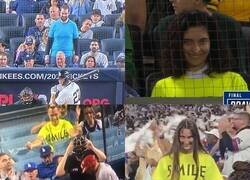 Enlace a Así se promocionó la película 'Smile'. Con actores sonriendo a cámara en eventos deportivos