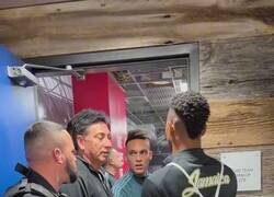 Enlace a Se me rompe el corazón. A este jugador de Jamaica le dicen que ya no quedan más camisetas de Argentina