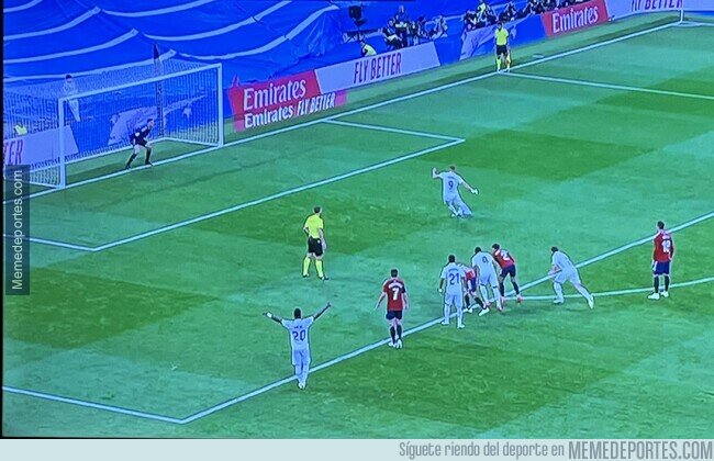 1171156 - Grande Vinicius celebrando el fallo de Benzema. Más culé que Puyol.