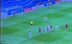 Enlace a Grande Vinicius celebrando el fallo de Benzema. Más culé que Puyol.