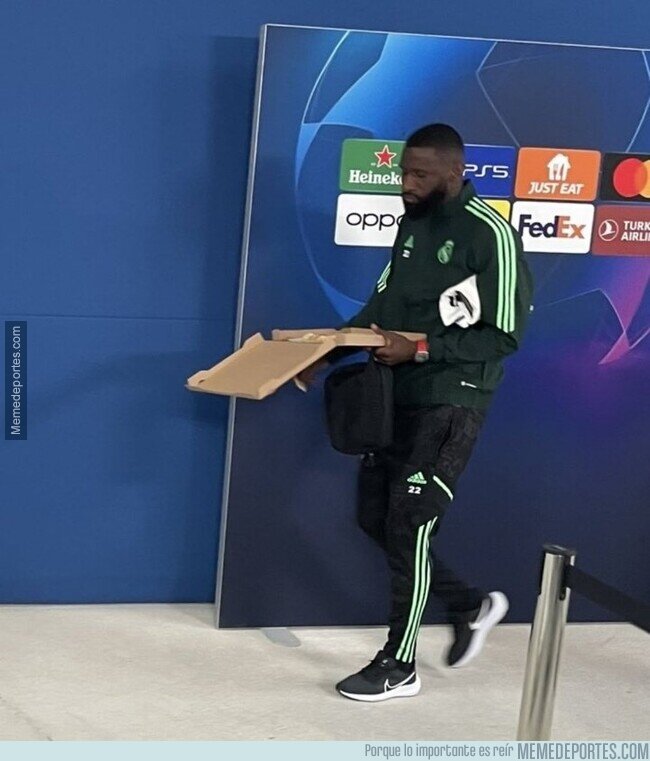 1171426 - Pues nada, solo Rudiger comiendo un pedazo de pizza por la zona mixta