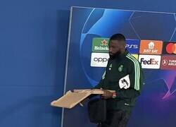 Enlace a Pues nada, solo Rudiger comiendo un pedazo de pizza por la zona mixta