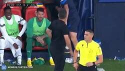 Enlace a Vaya cabreo de Gatusso con Diakhaby por hacerse expulsar estando en el banquillo.