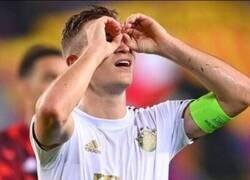 Enlace a No contentos con la goleada, Kimmich hace el gesto de Pedri a la grada