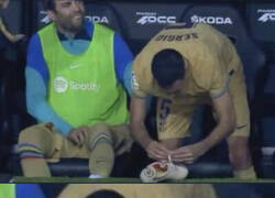 Enlace a Desatar los cordones de una bota se le complicó a Busquets