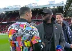 Enlace a Hace una semana Neville dijo que el United jugaba mejor que Cristiano. Hoy fue ignorado por Cristiano cuando este vio una cámara en vivo.