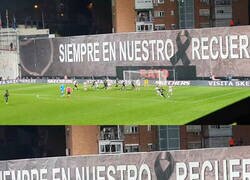 Enlace a Fede Valverde cuela el balón en un balcón de Vallecas y el dueño de la casa lo pone a la venta en Wallapop