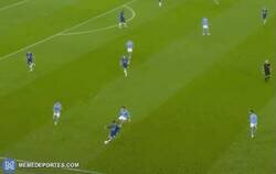 Enlace a Fan total de Mount. Pierde la pelota por un mal control y luego finge que fue por los cordones desatados