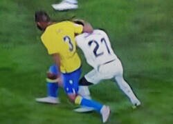 Enlace a Agresión pasada por alto