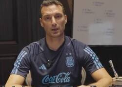 Enlace a Luis Enrique presenta la lista como Steve Jobs el nuevo iPhone.