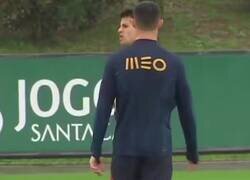 Enlace a Cancelo pasa monumentalmente de Cristiano en el entrenamiento
