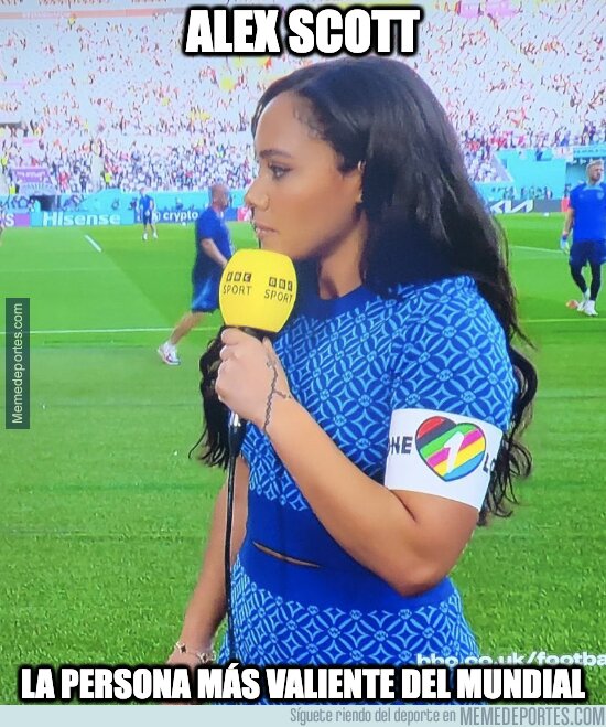 1174739 - Alex Scott, reportera de la BBC, con el brazalete LGTB que la FIFA ha prohibido