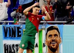 Enlace a La foto de Messi admirando al Bicho allá donde esté