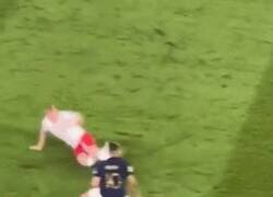 Enlace a Mbappé acaba de completar un regate sin tener la pelota