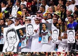 Enlace a Algunos qataries se solidarizan con Özil señalando la hipocresía en el gesto de Alemania