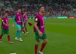Enlace a Victoria de Portugal, clasificados a octavos y Cristiano pidiéndole el crédito del gol a su compañero. Vergonzoso.