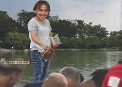 Enlace a Un anciano dándole de comer a las palomas en un parque