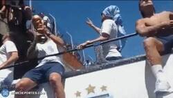 Enlace a Fan argentino saltó desde un puente para conocer a Messi y terminó conociendo a Maradona