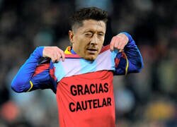 Enlace a Lewandowski celebrando sus goles frente al Espanyol