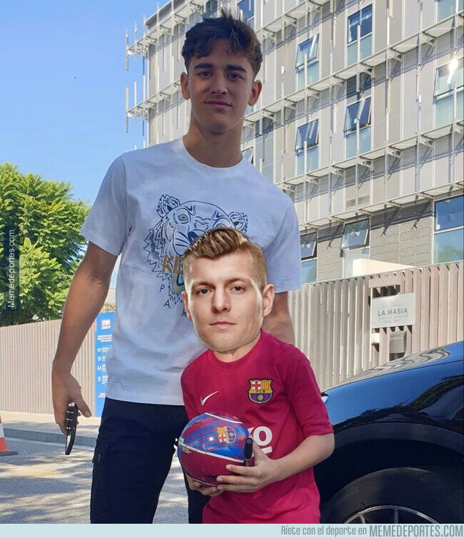 1179029 - Gavi haciéndose una foto con un pequeño fan