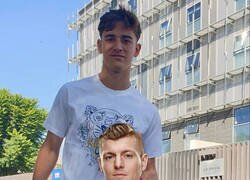 Enlace a Gavi haciéndose una foto con un pequeño fan