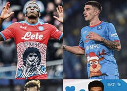 Enlace a La extrañas camisetas del Napoli últimamente. La última, por San Valentín.