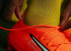 Enlace a Las botas con las que Haller reaparecerá en la Bundesliga