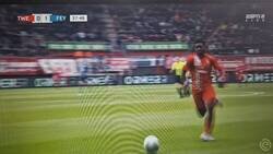 Enlace a Así evitó el portero del Feyernoord que se hiciera un saque de banda después de quedar vendido.