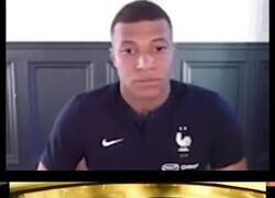 Enlace a A Mbappé le salió la carta del Dibu jugando al FIFA. Mírale la sonrisita...