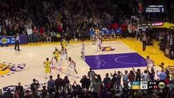 Enlace a El momento en que LeBron rompe el récord histórico de más puntos de Abdul-Jabbar.