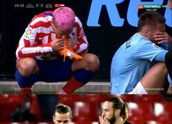 Enlace a Griezmann ayudó a desatar las botas a Mingueza y no recordaba que en el Barça eran la misma persona