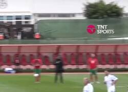 Enlace a Así juega al fútbol el hombre más poderoso del fútbol