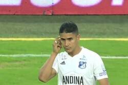 Enlace a Insólito. Daniel Cataño de Millonarios de Colombia es agredido por un fanático rival. El partido se suspendió.