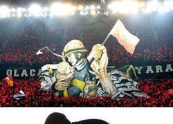 Enlace a El increíble tifo del Trabzonspor en homenaje a los equipos de rescate en Turquía