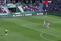 Enlace a Del Cerro Grande como buen delantero, dejándose caer apenas toca el area