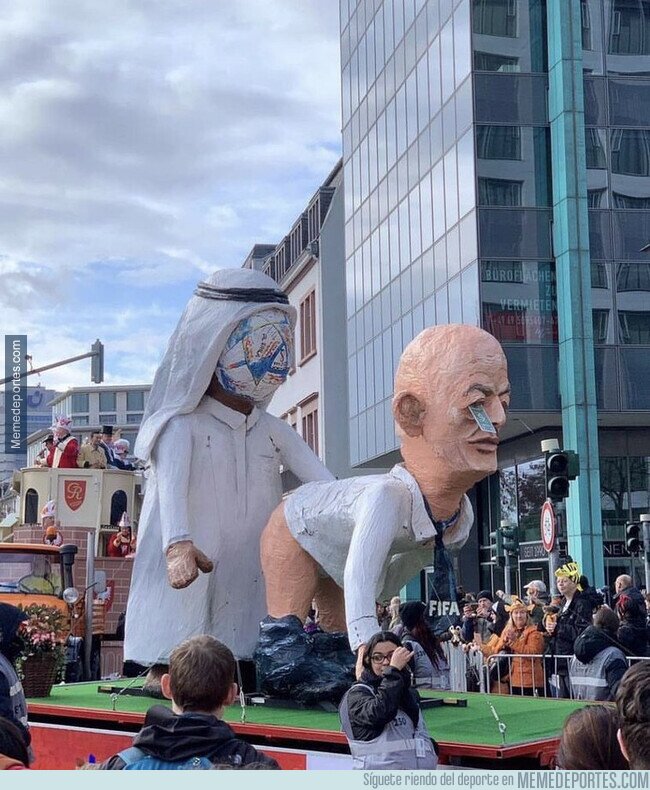 1182373 - El el Carnaval de Frankfurt le dedicaron una carroza a Infantino