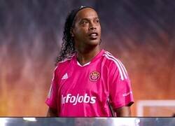 Enlace a Ronaldinho no pierde la visión de juego