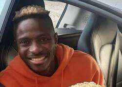 Enlace a Oshimen recibiendo su tarta Oshimen