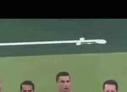 Enlace a Las 3 reacciones de Cristiano a los cantos de 'Messi' en el estadio. Me da un poco de pena